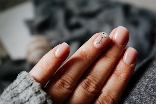 pexels-photo-6830805-6830805 Close-up of a woman's elegant manicure featuring a jellyfish design on soft pastel nails.